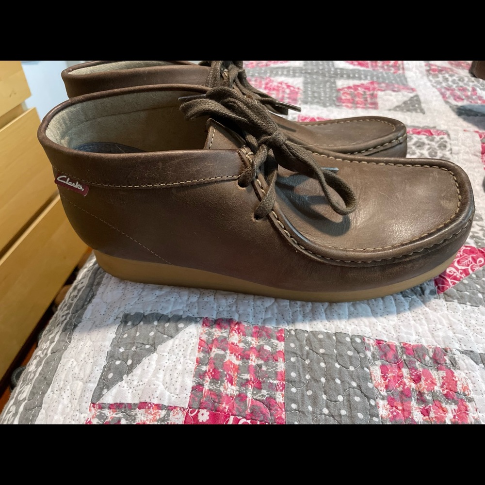 Clarks wallabees size 8 w